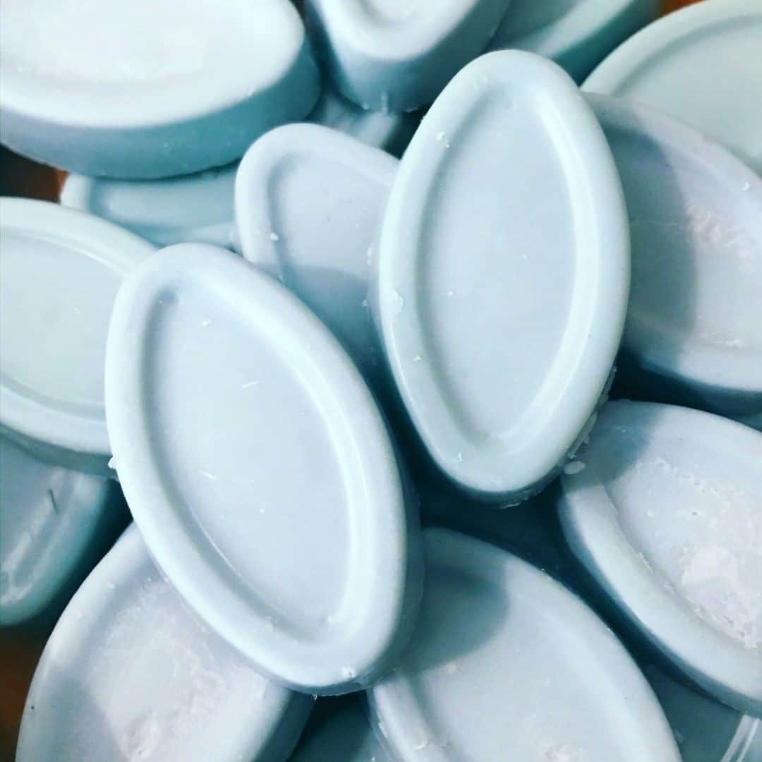 ラッシュジャパンのインスタグラム：「お肌の乾燥とべたつき、両方が気になる季節。そんな時には、アイリッシュモスエキスとウィッチヘーゼルエキスがお肌を清潔に整える『ライト タッチ フェイシャルオイル』でケア。⁠ ⁠ イリペバターやホホバオイルが入った体温でとろける固形のオイルは、マッサージにも使いやすい形にデザインされています💆‍♂️⁠ ⁠ ふだんのルーティーンにプラスオンするのもおすすめです。⁠ ⁠ 使い方はプロフィールのリンクから🔗⁠ ⁠ 📷: @lush_bergamo⁠ ⁠ ⁠ #フェイシャルオイル #セルフケア #ヴィーガンコスメ」