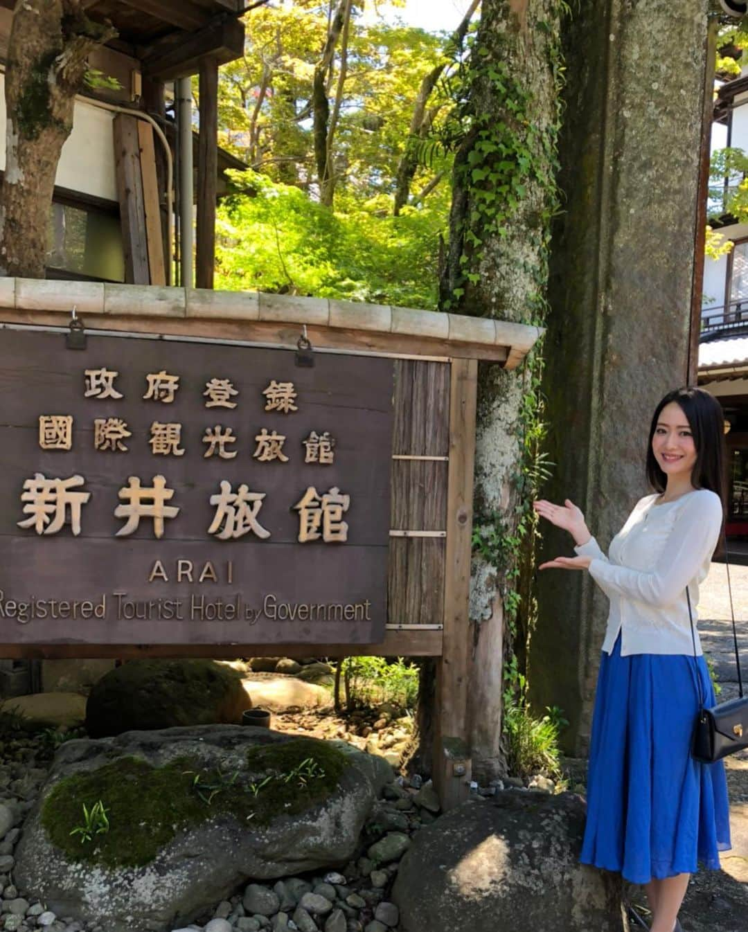 吉山りささんのインスタグラム写真 - (吉山りさInstagram)「本日の温泉紹介は 『新井旅館』さん♨️  本当にまた行きたいお宿です😍  🎋♨️✨  露天風呂付客室や竹林  客室から川の音にも癒され  そして鯉に餌やり✨  𓆛𓆜𓆝𓆞𓆟  お風呂からも鯉が見えるなんて初めて❣️  水族館みたい💡（笑）  とにかくお部屋も綺麗で  貸切温泉風呂もあり  お料理もめちゃくちゃ美味しかった😍  お米は私 普段1口食べるか食べないかなのに  朝、オカワリしました🌾🍚💕  帰りお米買おうとして  忘れてしまったのが残念でなりません😂  🌈🌈🌈 また行けますよーに♨️🥰✨   #新井旅館 #あらゐ #温泉 #静岡 #静岡旅行 #国内旅行 #竹林 #自然 #川  #勝手に好きな温泉紹介 #温泉女子  #japan #japaneseculture #美味しい #♨️ #hotsprings #travel #旅館 #日本の風景 #日本の景色 #風景 #修善寺温泉  #伊豆  #露天風呂付き客室 #露天風呂付客室   #吉山りさ #温泉ソムリエ #温泉モデル #japanese #japanesemodel」9月14日 19時01分 - oreorerisa