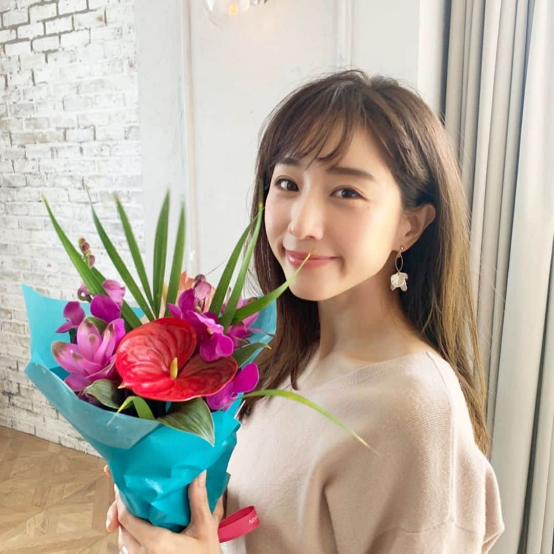 美人百花さんのインスタグラム写真 - (美人百花Instagram)「全レディの憧れ🥰みな実ちゃんのオフショットをお届け❣️  撮影後、Noelaさんからいただいた花束に喜ぶ姿がとっても可憐でした😆💕  美人百花１０月号のNoela企画では、そんな可愛い大人によく似合うクラシカルスタイルをご紹介しています🙆‍♀️  そしてそして❗️❗️❗️ 美人百花.comではフェミニンな世界観を表現した Noela×美人百花×みな実ちゃんの特別ショートムービーを公開中🎬 可愛すぎて笑顔になれるので是非チェックしてください🤭💕 #noela #ノエラ  #田中みな実　#みな実ちゃん　#クラシカルスタイル #可憐」9月14日 19時02分 - bijinhyakka