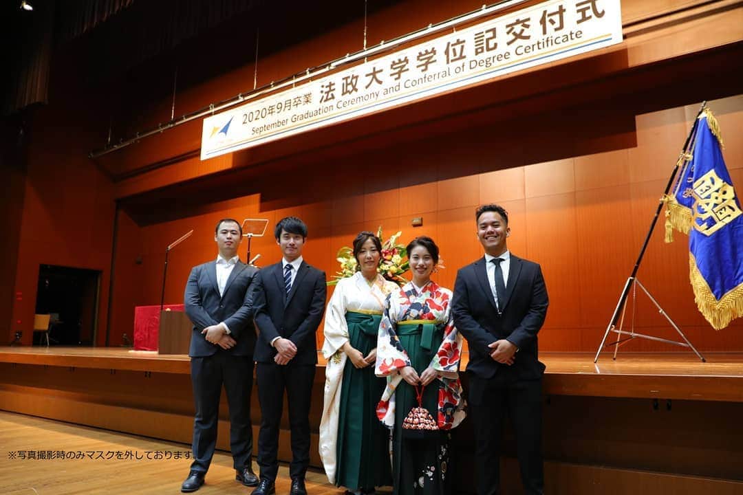 法政大学さんのインスタグラム写真 - (法政大学Instagram)「9/12(土)に2020年9月卒業学位記交付式および秋季入学式が開催されました。法政大学を卒業・修了された皆さん、そして入学された皆さん、おめでとうございます！  ※今年度は、新型コロナウイルス感染症が拡大している現状を鑑み、例年よりも規模を縮小して開催すると同時に、オンライン配信でも式典の様子を配信しました。  #法政 #大学 #hosei #university #卒業 #修了 #入学式 #市ケ谷 #卒業おめでとう #入学おめでとう #graduate #commencement #entrance」9月14日 19時02分 - hosei_university