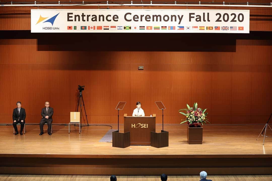 法政大学さんのインスタグラム写真 - (法政大学Instagram)「9/12(土)に2020年9月卒業学位記交付式および秋季入学式が開催されました。法政大学を卒業・修了された皆さん、そして入学された皆さん、おめでとうございます！  ※今年度は、新型コロナウイルス感染症が拡大している現状を鑑み、例年よりも規模を縮小して開催すると同時に、オンライン配信でも式典の様子を配信しました。  #法政 #大学 #hosei #university #卒業 #修了 #入学式 #市ケ谷 #卒業おめでとう #入学おめでとう #graduate #commencement #entrance」9月14日 19時02分 - hosei_university