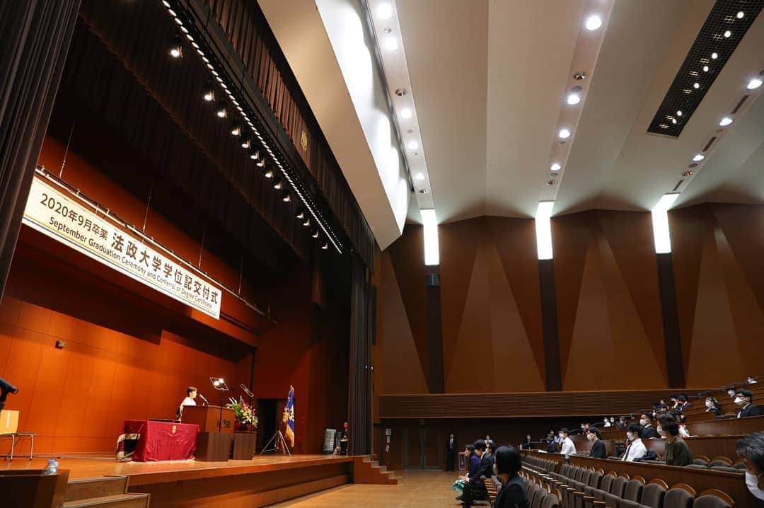 法政大学さんのインスタグラム写真 - (法政大学Instagram)「9/12(土)に2020年9月卒業学位記交付式および秋季入学式が開催されました。法政大学を卒業・修了された皆さん、そして入学された皆さん、おめでとうございます！  ※今年度は、新型コロナウイルス感染症が拡大している現状を鑑み、例年よりも規模を縮小して開催すると同時に、オンライン配信でも式典の様子を配信しました。  #法政 #大学 #hosei #university #卒業 #修了 #入学式 #市ケ谷 #卒業おめでとう #入学おめでとう #graduate #commencement #entrance」9月14日 19時02分 - hosei_university