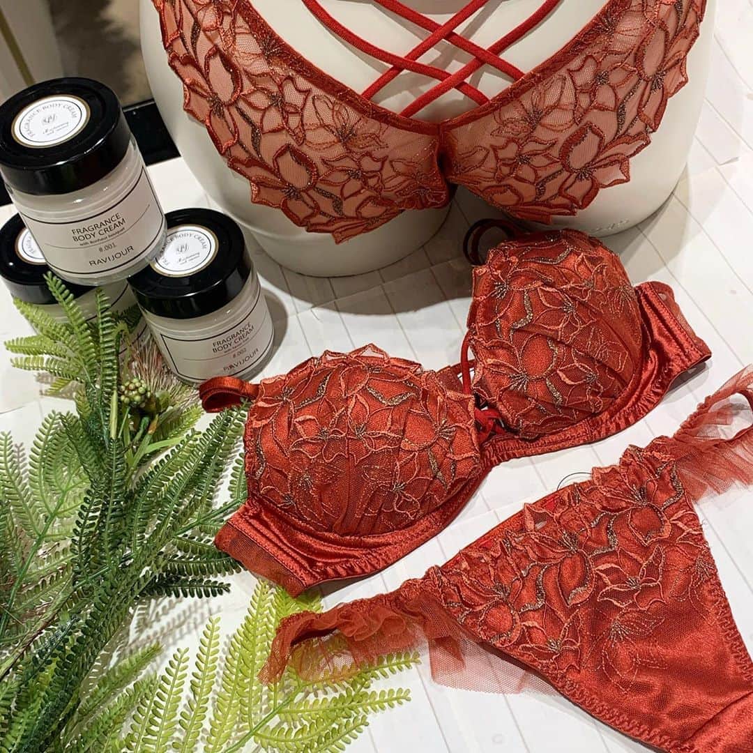 Ravijour札幌4丁目プラザ店のインスタグラム：「#comingsoon   ✔️バルーンフラワーホットリフト  カラーによって異なるラメが印象的で オリジナルエンブロイダリーレース ならではの存在感を引き出してくれます🥰  9/18から発売商品となっております！  #新作商品 #ravijour #ravijourstaff  #ravijour_official  #ravijoursapporo  #ラヴィジュール」