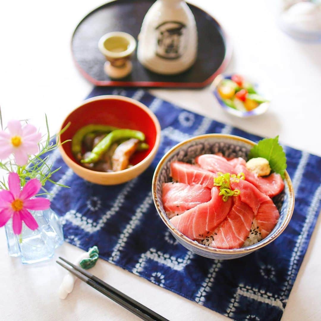 のインスタグラム：「I ate a tuna bowl  いなせり市場　 @inaseri_toyosu  さんから 中トロを頂いたので、マグロ丼にして いただきましたよ〜🥺💓 ﻿ ﻿ 豊洲市場の水産仲卸が厳選した スーパーでは買えないマグロ🐟ちゃん😍  とっても新鮮で、おうちご飯が 豪華になりました〜🙌‼️  高いけどおいしい♡ 送料無料キャンペーン中だよ💕  チェックしてみてね✨  ． ﻿ #いなせり#いなせり市場#PR #お刺身#おうちごはん#おうち居酒屋#花のある幸せごはん#刺身#マグロ#まぐろのお刺身#食べてむくまんもん」