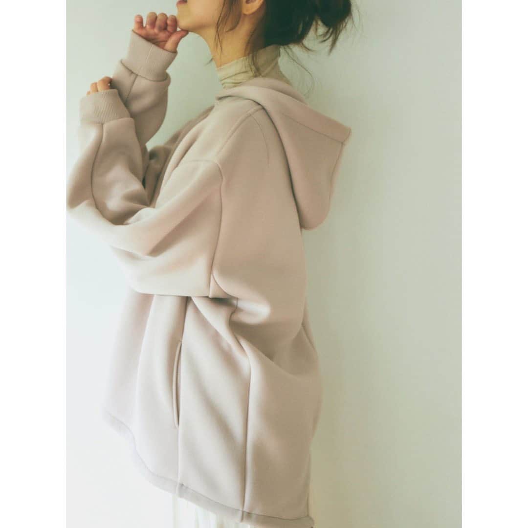 佐々木希さんのインスタグラム写真 - (佐々木希Instagram)「弾力のある生地で作ったフーディ。 立体的なシルエットが思い通りに仕上がりお気に入りです！  中に着ているインナーも本当にお勧めです。着心地が良く防寒にもなり、重ねて着るのも可愛いです。  #iNtimite」9月14日 19時08分 - nozomisasaki_official