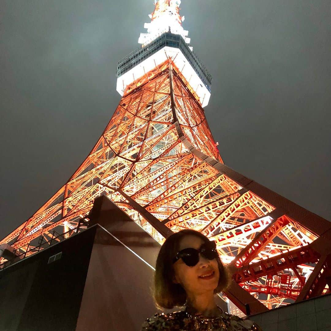 野宮真貴さんのインスタグラム写真 - (野宮真貴Instagram)「東京は夜の七時でした♪﻿ ﻿ 昨日は東京タワー展望台から#MDLのライブ生配信。﻿ 小泉今日子さんも出演していたので、楽屋でパチリ。可愛い😍﻿ ﻿ 昨日の私のセットリストは「東京タワーから東京と東京タワーにまつわる歌」というテーマで選曲。﻿ 1 東京は夜の七時﻿ 2 手のひらの東京タワー﻿ 3 ぼくらが旅にでる理由﻿ 4 大都会交響楽﻿ でしたー。﻿ 観てくれた皆さん、ありがとう！﻿ ﻿ #東京は夜の七時 #MDL #TDMW2020 #小泉今日子 #須永辰緒 #野宮真貴 #missmakinoiya」9月14日 19時09分 - missmakinomiya