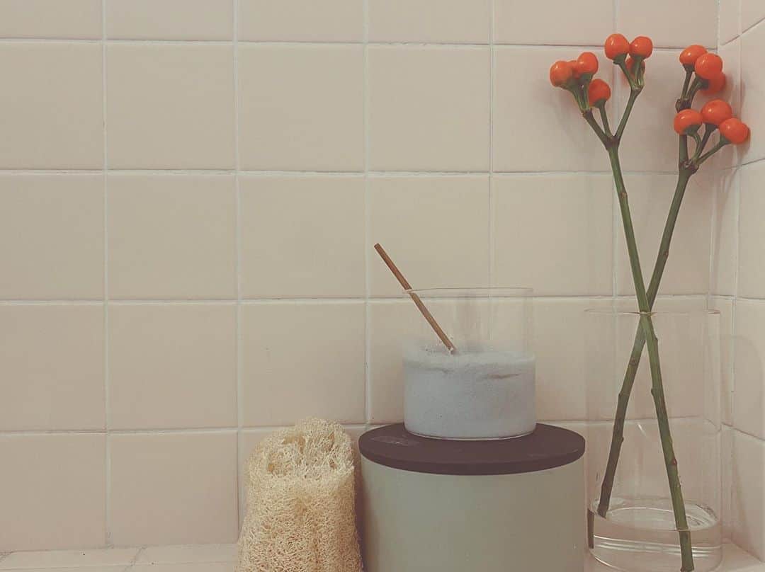 田中菜月さんのインスタグラム写真 - (田中菜月Instagram)「お風呂は わたしのパワースポット。  キンセンスの 生きた乳酸菌 エディブル素材の スクラブで  シャンプー トリートメント ボディソープ スクラブ 洗顔 入浴剤  すべて わたしは ひとつ。  まこも満月チャコールと パチョリ  お浄めパワーが すごい。  カートをオープンしました。 こちらのスクラブと 奥出雲の薔薇の詰め合わせです。  前回、ぬか床とキンセンスをお申し込みいただいたみなさまの分は、明日発送いたします。  #バスタイム #エディブル #地球に優しい #まこも #満月 #チャコール #ローズ #無農薬 #スクラブ #生きた乳酸菌」9月14日 19時10分 - natsuki_hakko