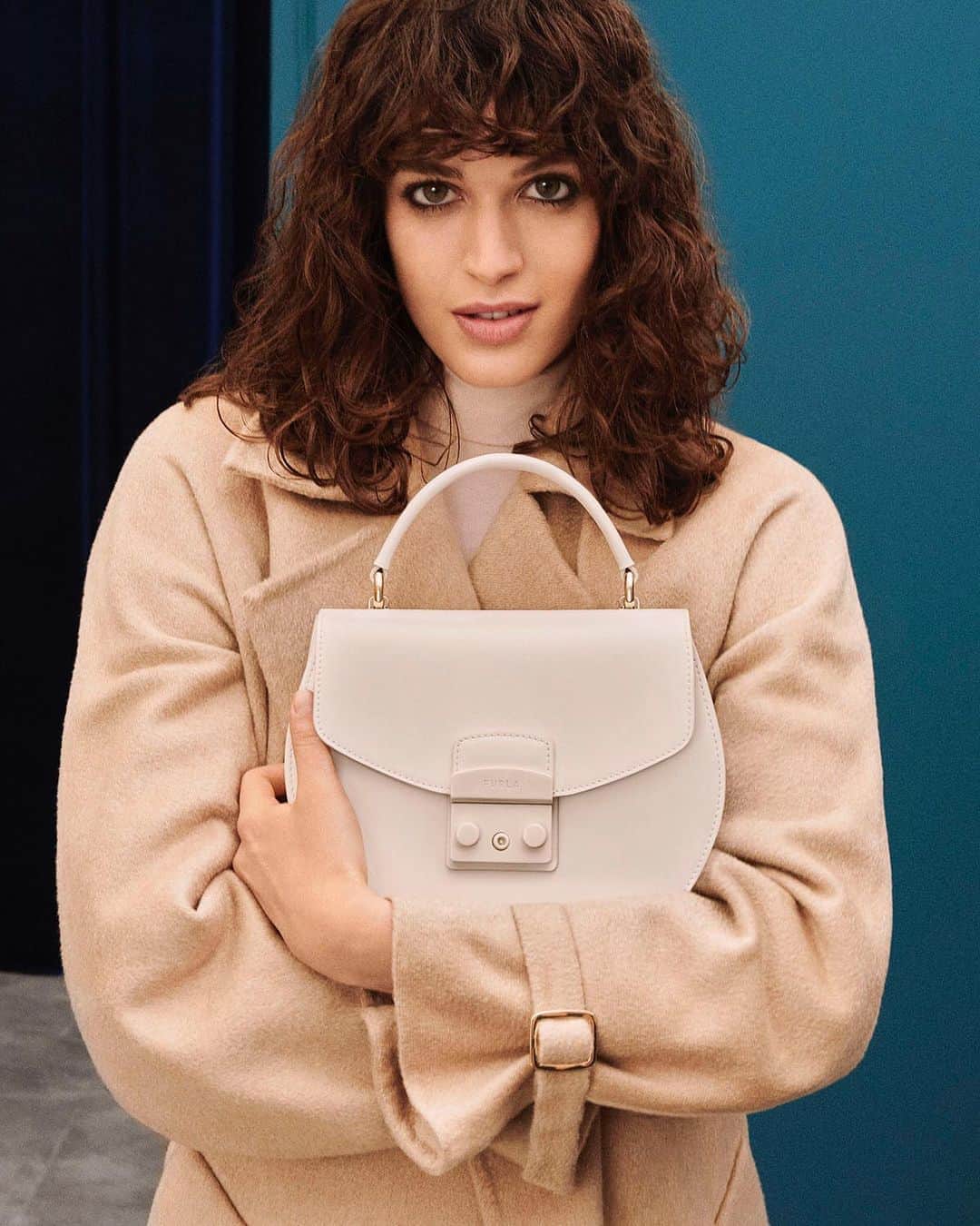 フルラのインスタグラム：「The neutral colour of this Furla Metropolis Top Handle will add a chic touch to your Fall/Winter 2020 wardrobe. @gretaferro’s tone-on-tone style creates a truly unique look.  #thefurlasociety #furlafeeling #newcollection #furla #accessories #fashion」