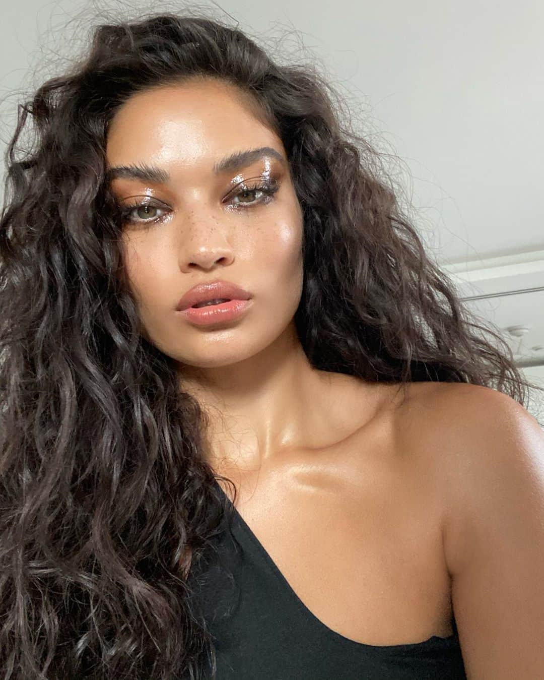 シャニーナ・シャイクのインスタグラム：「Love , love , love a glossy eye !!✨🖤」