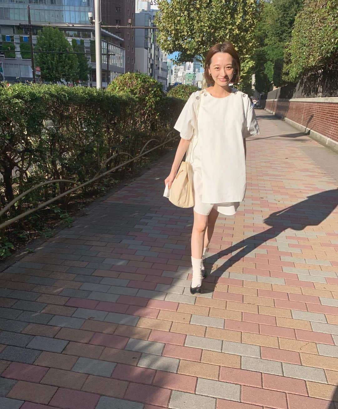 江本るり恵さんのインスタグラム写真 - (江本るり恵Instagram)「打ち合わせの帰り道。 💘💘 お洋服は @maruto.jp  バックは @tembea_torso_design  靴は @apc_paris  白い日🤍🤍」9月14日 19時11分 - emotorurie