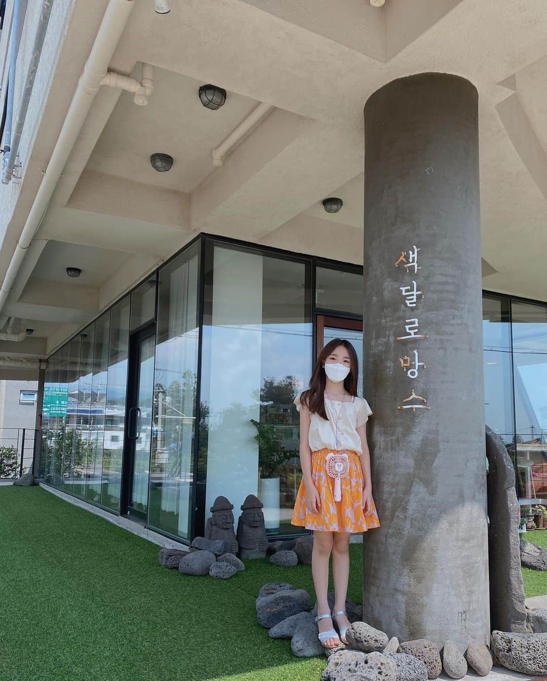 ウンチェのインスタグラム：「. 아기자기 예뻤던 카페에서🤍 - - - - #카페 #전세내기 #제주 #색달로망스 #아역배우 #이은채 #LeeEunchae」