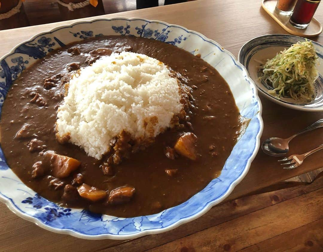 三宅智子さんのインスタグラム写真 - (三宅智子Instagram)「埼玉県川島町にある「本手打ちうどん 庄司」さんで、賄いカレーを特別にデカ盛りで作っていただきました！  本日、20時にYouTubeに動画公開します！  皆様！是非ご覧下さい！」9月14日 19時24分 - tomoko1121m