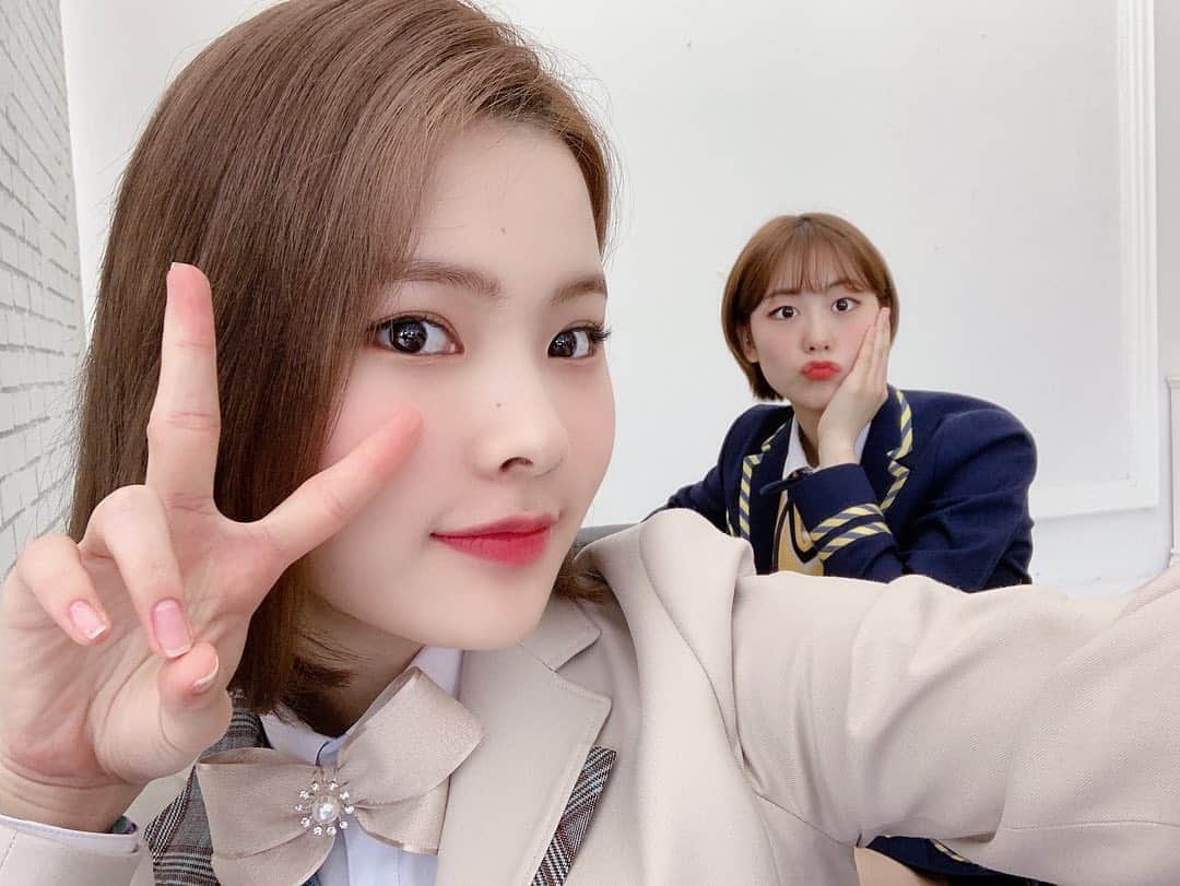 Weki Mekiのインスタグラム：「루아 언니랑 💓 #광고 #교복은 #스마트교복 #👍✨ #🦄🌈」