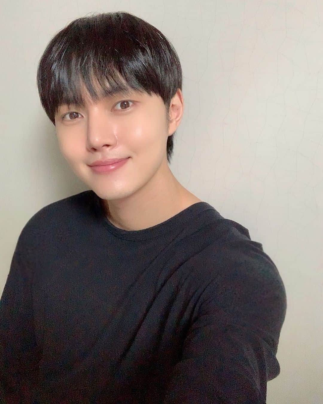イ・ミンホのインスタグラム：「즐거운 한 주 되세요 ! 🙃」