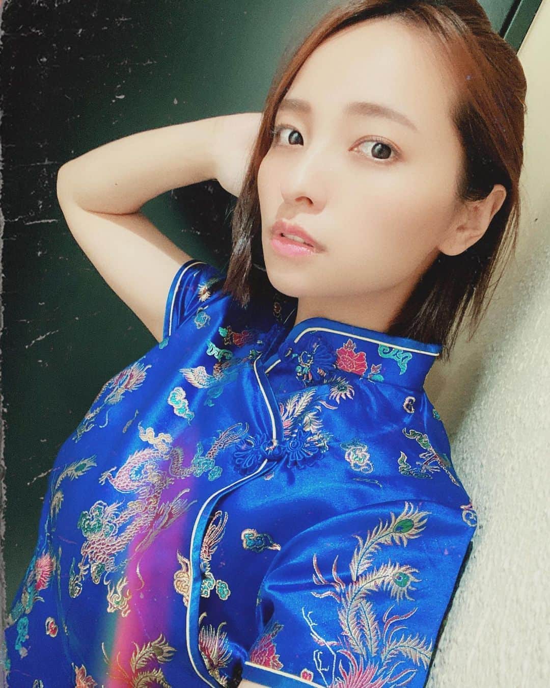 水崎綾女さんのインスタグラム写真 - (水崎綾女Instagram)「你好🐼🐼🐼 我昨天买了一件旗袍。 合适吗? 下班后抓紧时间学中文。 #チャイナドレス #🇨🇳 #你好 #中国語」9月14日 19時26分 - misakiayame