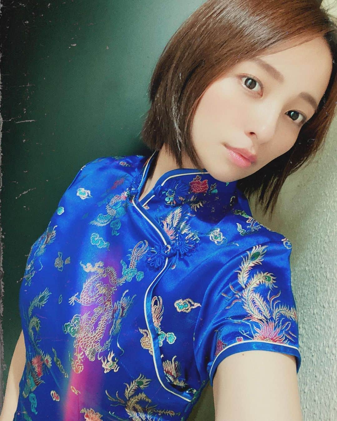 水崎綾女さんのインスタグラム写真 - (水崎綾女Instagram)「你好🐼🐼🐼 我昨天买了一件旗袍。 合适吗? 下班后抓紧时间学中文。 #チャイナドレス #🇨🇳 #你好 #中国語」9月14日 19時26分 - misakiayame