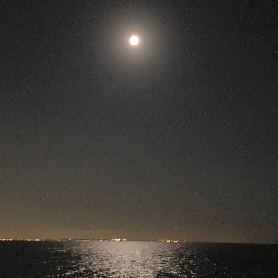 工藤村正のインスタグラム：「Beautiful Full Moon with sounds of wave 🌊 at Malibu beach house dinner ❤️ 美しい満月、寄せる波と光の共演❤️ マリブ、ビーチハウスでのBBQは格別😊❣️」