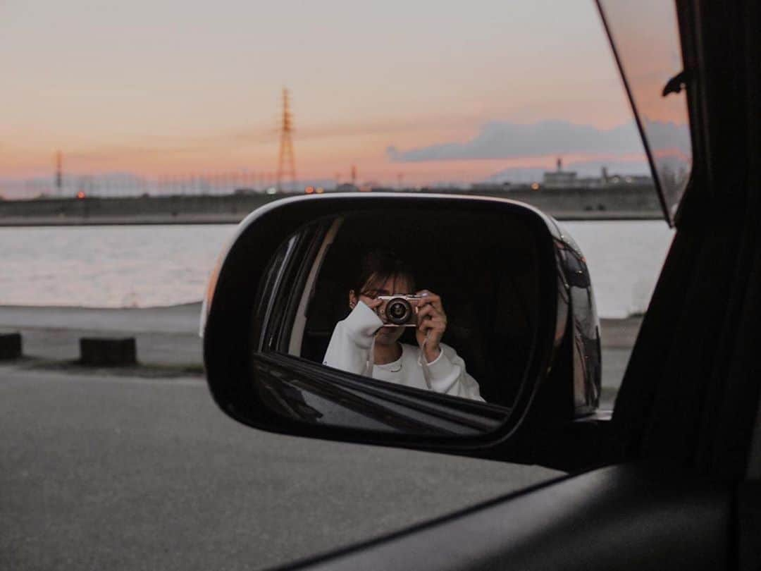 OLYMPUS_PEN_LOVERさんのインスタグラム写真 - (OLYMPUS_PEN_LOVERInstagram)「車のサイドミラーを使った撮影📸✨﻿ 外に見える夕暮れ時の空が癒されるお写真です❣️﻿ >>> #penおでかけインスタグラマー の#penのある生活 を紹介中♡﻿ ﻿ ----------------------------------------------------﻿ 📷OLYMPUS PEN E-PL10 + M.ZUIKO DIGITAL ED 25mm F1.8﻿ photo by @ay.uu_  https://www.instagram.com/p/B96hactJrRA/﻿ #olympuspenepl10 #penと25 #mzuiko25mmf18﻿ ----------------------------------------------------﻿ ﻿ @olympus.pen からこちらもチェックしてみてくださいね👇👇﻿ —————————————﻿ PENのある生活﻿ ➡️ハイライト『PEN×LIFE』﻿ ————————————— ﻿ ﻿ PENおでかけインスタグラマーについて:﻿ 「OLYMPUS PEN」を使用して、写真を撮影する公式アンバサダーです。2019年11月1日～15日にInstagramアカウント@genic_mag及び@olympus.penにて募集しました。本アカウントでは過去に募集・活動したPENおでかけインスタグラマーの撮影写真を紹介しております。﻿ ※政府・自治体の指示に従い、不要不急の外出は避けましょう。﻿ ﻿ #夕暮れ #夕日 #☀️ #sunset #carselfie #🚗 #単焦点レンズ #ミラーレス一眼 #カメラ #camera #写真好きと繋がりたい #olympuspen #オリンパスペン #olympus #オリンパス #penとおでかけ」9月14日 19時28分 - olympus.pen