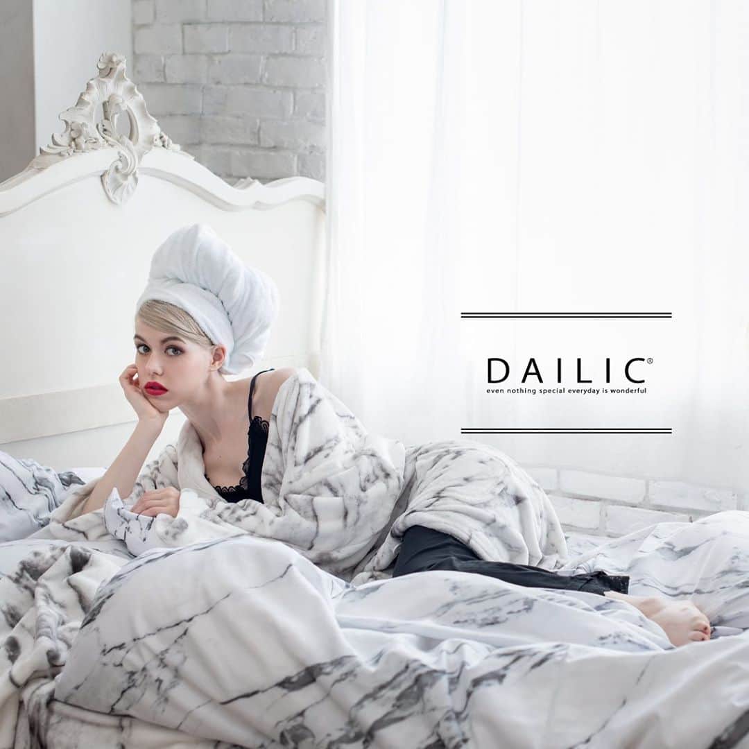 のインスタグラム：「DAILIC 2020AW @dailic_official  Hair&make 💄 . . 新作デザインも可愛いです.✳︎° . .  .  model @sheri.nicole  hairmake @tmm_238 assistant @_nozomi0118_  . . . . . . #DAILIC#2020aw #デイリック#秋冬 #hairmake#ヘアメイク #makeup#広告撮影 #アンモナイト巻き #ヘアメイクアーティスト #中村巴美#tomominakamura」