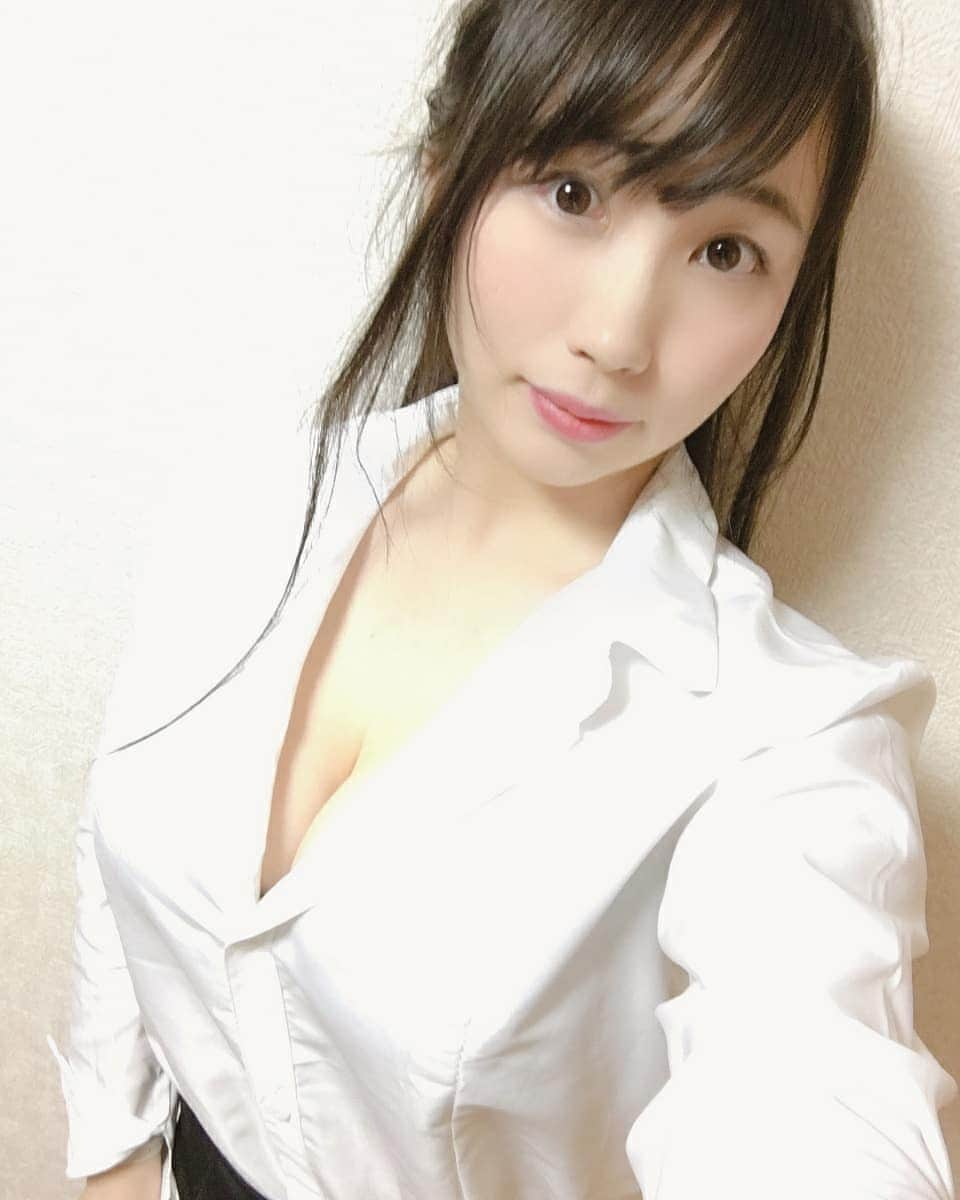 白葉まりさんのインスタグラム写真 - (白葉まりInstagram)「菅さん圧勝❗おめでとうございます☺️✨✨ . . 菅さんに関しては当選確実って感じだったので、2位争いが注目されていましたよね！ . 票数、今後の動向など政治チャンネルでアップしました❗ . YouTube内 #グラドル政治チャンネル で検索🔍してぜひ観て貰えたらうれしいです😄💓 . このスーツ着て動画撮ったよ～😘 . . . . . . #自民党総裁選 #総裁選 #菅官房長官 #菅義偉 #石破茂 #岸田文雄 #政治 #選挙 #国政 #白葉まり #グラドル #グラビアアイドル #YouTube #YouTuber #チャンネル登録お願いします #goodevening」9月14日 19時29分 - shirahamari