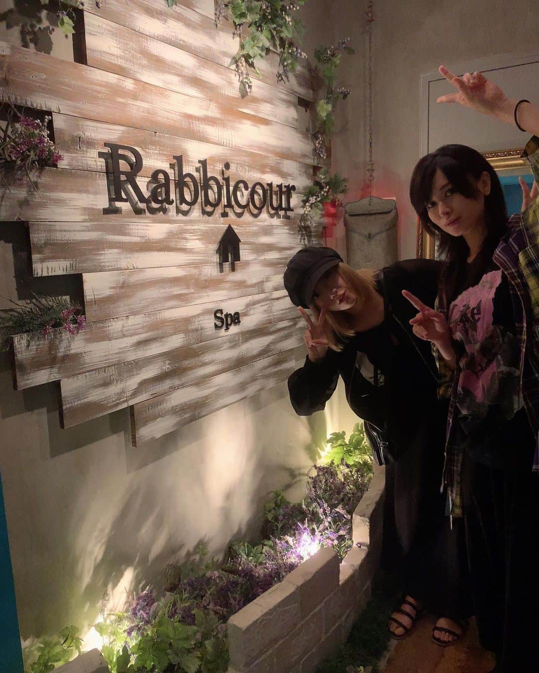 のインスタグラム：「本日はAKIRA誘って友達がやってる銀座ヘッドスパ専門店🐰Rabbicour🐰に行ってきました👩🏼👩🏻 . 花粉症と最近の天候の悪さのせいかズット頭が痛かったんですが丁寧なヘッドスパとマッサージのおかげでかなりスッキリしました！ . 店内は🍄🦉おとぎの森🐰🌳って感じで 店員さん『小さな扉と大きな扉どちらがいいですか？』(シャンプー台への扉) AKIRA『小さい扉〜ぁぁあ👧🏻🙌🏻❤️』 って隣から聞こえてきてAKIRAのワクワク感が可愛すぎて1人で吹いてました🤭✨ . メンソールシャンプーでガシガシ洗ってもらい髪の毛もサラサラだし良い匂い！ 久々にヘアケア出来て身も心も元気になった😭👌 . 銀座付近に来られた際は割引特典もあるのでご予約の際に@reno_vocal とご入力頂きましたらお会計時500円オフになるそうなので興味ある方は是非🐰❤️ . Ps. お家にばっかりいるから久々の息抜き、AKIRAや友達に会えて嬉しかった〜🧸✨ 後でランチショットもUPします👩🏼🤜🏻🤛🏻👩🏻 . #ヘッドスパ専門店 #ヘッドスパ銀座 #ラビクール #ラビクールジャーニー」