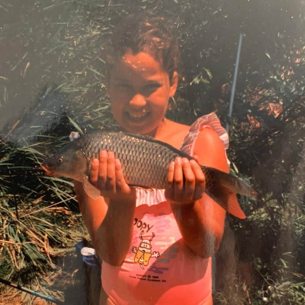 ラノミ・クロモウィジョジョのインスタグラム：「Monday motivation 🤔🤨🤪 nee niet die vis die ik overigens wel zelf had gevangen (papaaaaaa, beet! wat moet ik doen? Papaaaaa kom!) 😂 het legendarisch snoopy badpakje. Toen ik 3 werd kreeg ik voor het eerst een badpakje. Deze dus ☺️ Mijn hersentjes dachten toen “YEAHH EEN BADPAK IS KUNNEN ZWEMMEN” dus PLONS! En meteen naar de bodem zinken natuurlijk (oma èn mama waren gewoon in het water om me te pakken) Waar sommige ouders denken “naaahh ik hou niet van water dus dat kind van me moet nooit meer het water in springen”, moedigde oma mij aan om nog een keer te springen, en nog een keer 😂 een maand later ging ik op zwemles en ruim een jaar later had ik A & B. Ik ben mama en oma de rest van m’n leven dankbaar dat ze me hebben aangemoedigd om te gaan sporten! (Ik denk dat ik op deze foto wel ouder was dan 3 jaar😅)」