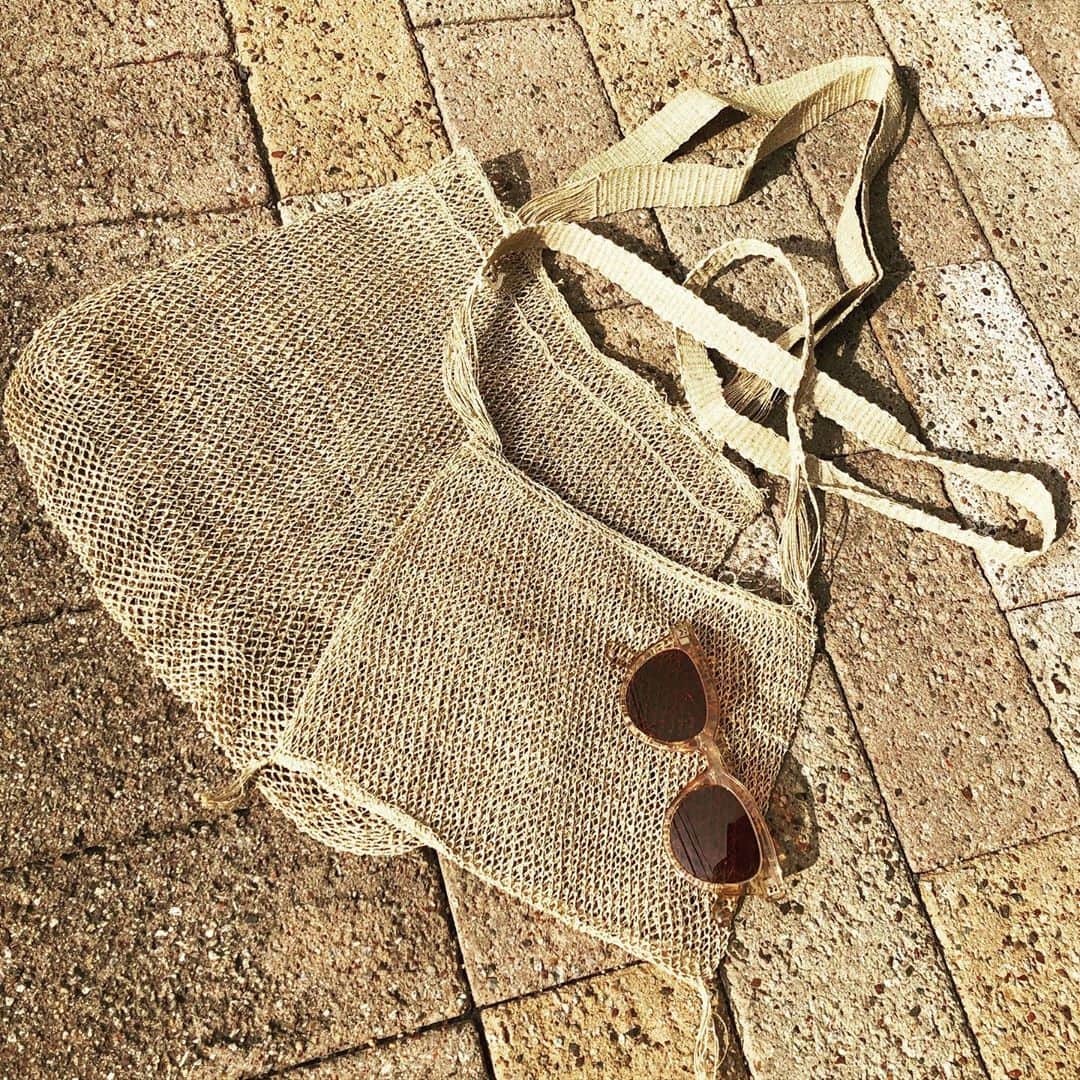 t_ppyのインスタグラム：「Laosで買ったBAG♡ 日本で買うとめちゃくちゃ高い🙄 現地だと大体1500円くらい🤩  でもLaosに直接行くより割高で買った方が圧倒的に安いけど。笑  Laos行きの飛行機だけどこから飛んでも高い！！ LCCは飛んでないし小型なのでめちゃくちゃ高い！ あと飛行機小さすぎて全てか近すぎて怖い。笑  階段登ったらもうすぐ座席💺」