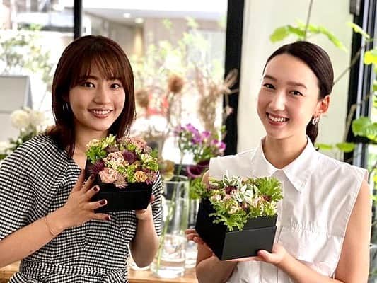 松原汐織のインスタグラム：「with @aya_matsuyama_official  ・ 亜耶ちゃんと @gigifleuriste のワークショップへ💐 (写真を撮る時だけマスクを外しています) ・ 今月はボックスアレンジメントをリクエスト🎁 スプレーバラ２種、アルストロメリア、フジバカマ、アストランティア、カーネーション、スプレーカーネーション、ゼラニウム(葉)を使用しました。 今回は自由に！ということで、個性が表れて◎私はグリーン多めに、爽やかに仕上げました🌿 集中する時間がとてもとても楽しく幸せな時間でした。 ・ 何だか急に秋めいて涼しくなってきましたね。お花の持ちが良くなるので、個人的にはとても嬉しいです🤣💗 季節の変わり目ですので、ご自愛くださいませ。 ・ #gigifleuriste #flowerarrangement  #フラワーアレンジメント #ボックスフラワー」