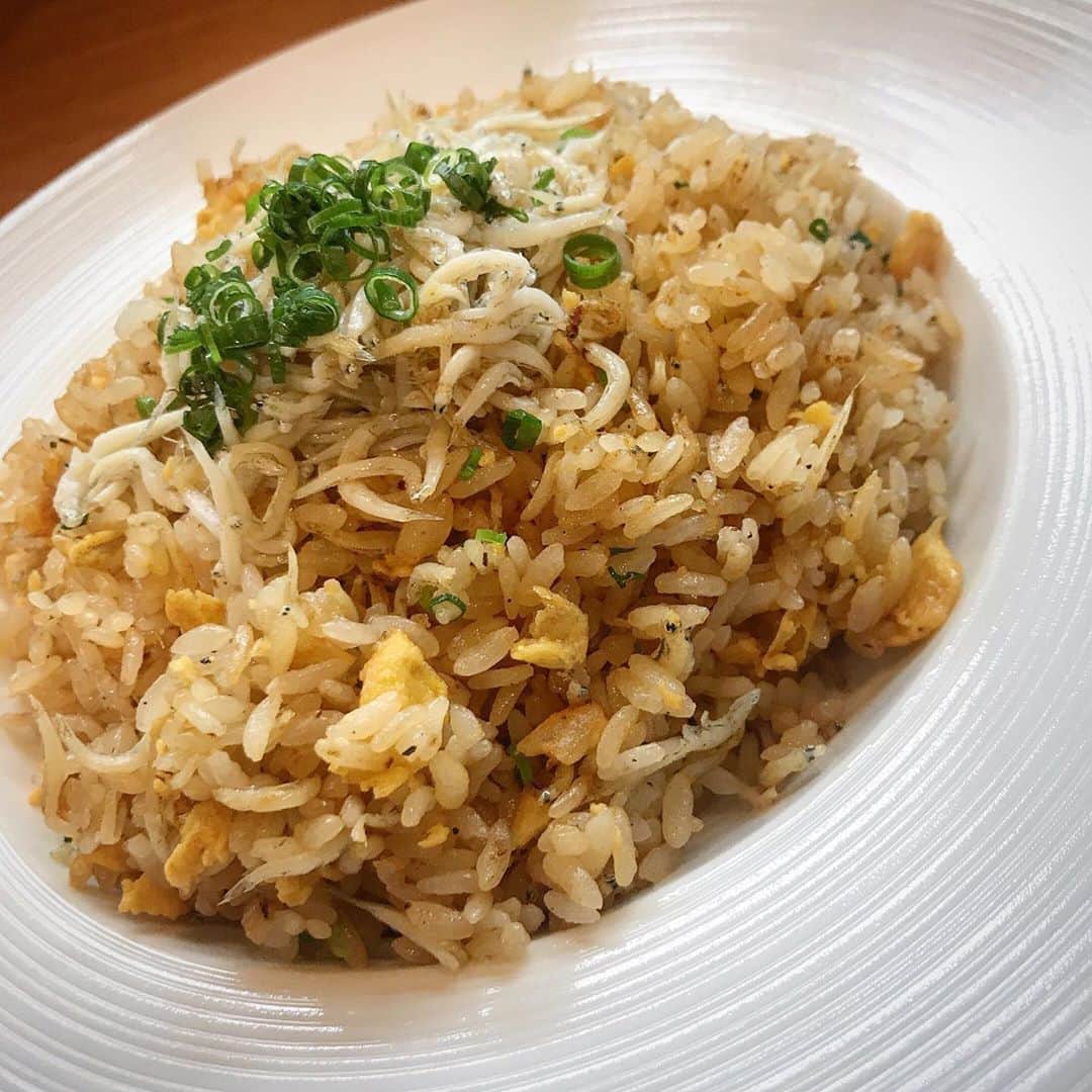無化調ラーメン「ゆきふじ」のインスタグラム：「『サバ6醤油炒飯』  久しぶりの炒飯賄いです。 食べ終わってもサバ節の余韻がいつまでも続きます。  時間ない時は、サバ6醤油ごはんもありですね。  サバ6醤油つけ麺はまもなく終了します。 しらすの在庫次第になりますので、お早めに。  #さば節 #炒飯 #チャーハン」