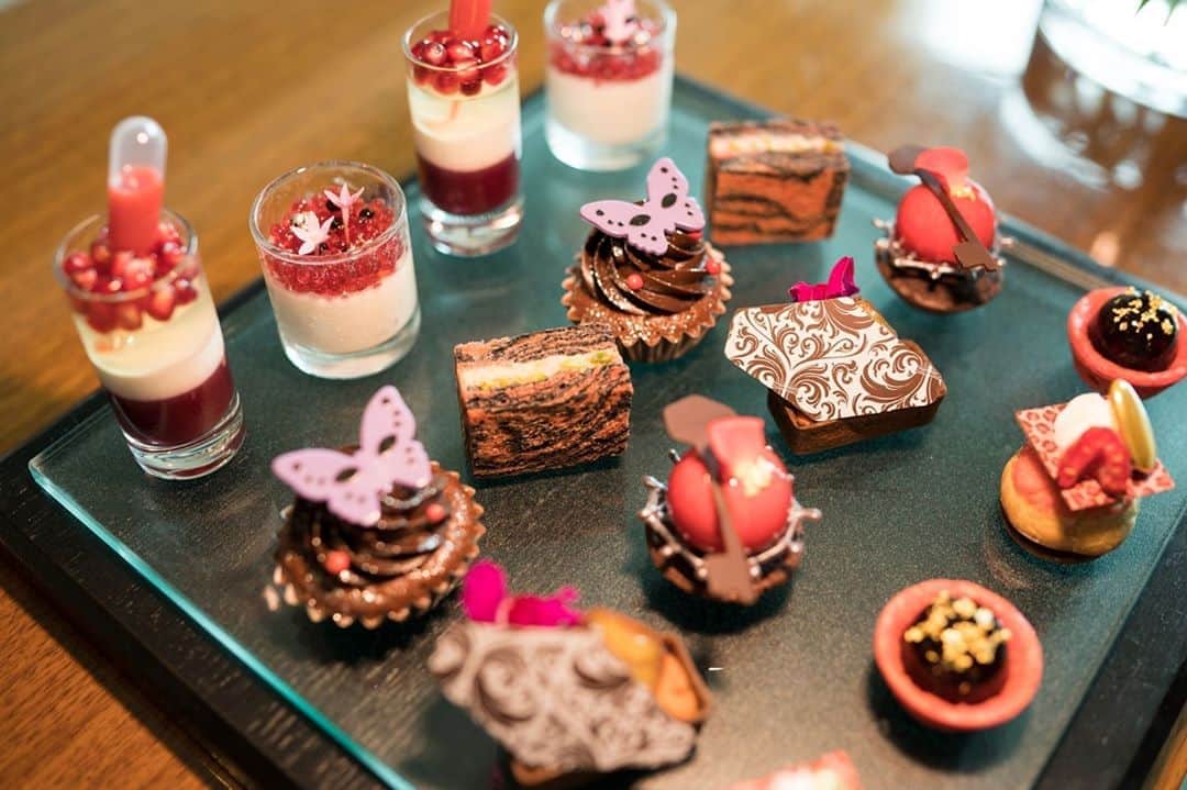 Conrad Tokyoのインスタグラム：「バー＆ラウンジ「トゥエンティエイト」でお楽しみいただける「オトナハロウィン・アフタヌーンティー 〜魅惑のグローリアス・マンション」はすでにご体験いただけていますでしょうか。こちらの期間限定アフタヌーンティーは10月31日（土）までとなっております。ぜひ、ハロウィンバージョンのアフタヌーンティーをご体験ください。  Have you tried our "Otona Halloween Afternoon Tea" yet? This limited-edition spooky tea set is available until Saturday, October 31st at our bar & lounge "TwentyEight".  "Share your own images with us by tagging @conrad_tokyo  —————————————————————  #コンラッド東京 #コンラッド #アフタヌーンティー #コンラッドアフタヌーンティー #ステイケーション #ハロウィン #スイーツビュッフェ  #ConradTokyo #Conrad #conradafternoontea #afternoontea #Tokyo #SweetsBuffet #halloween"」