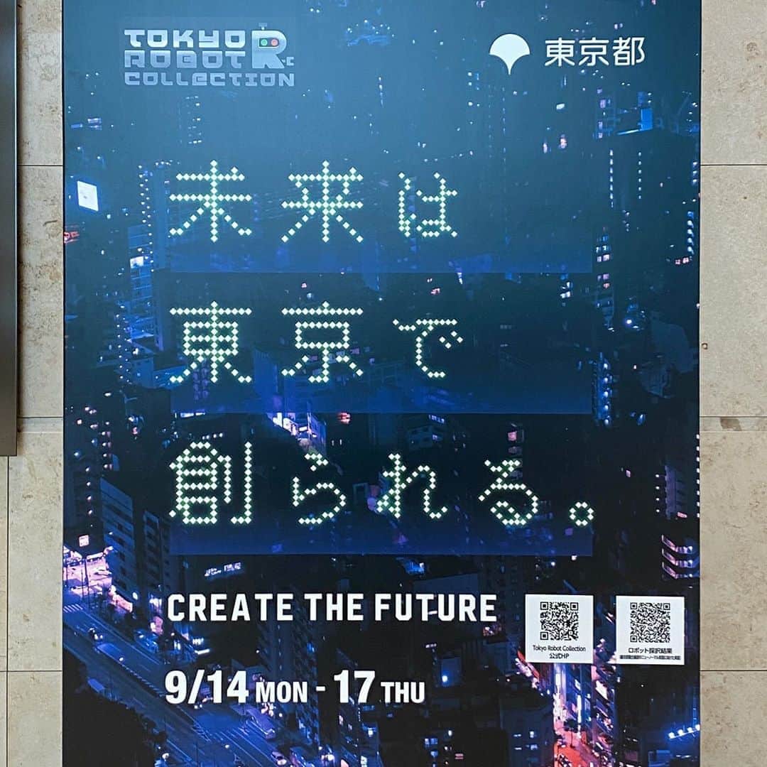 run+さんのインスタグラム写真 - (run+Instagram)「#東京ポートシティー竹芝 オープン✨ 人とロボットが共存するビルをテーマにしたソフトバンクの新社屋だそう。 フロアの至る所でロボットがお出迎え&お仕事  Pic10 受付ロボット🔊」9月14日 19時59分 - runplus