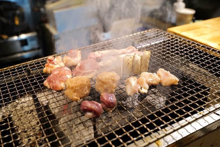 福岡グルメ 福岡ランチ「デビログ」さんのインスタグラム写真 - (福岡グルメ 福岡ランチ「デビログ」Instagram)「大名にある隠れ家的な炉端焼きの店『永らく』はオープンして3年経つが、相変わらずの人気店で、いつもお客さんで賑わっている。 イケメン店主がいるからというのも理由の1つだろうが、こだわりの素材を使っていて美味いというが本当の理由だろう。 目の前で焼いてもらえるという炉端焼きならではのライブ感も楽しい😁 ここで外せないのは「鶏盛り」500円やね。6種類の部位を少しずつ楽しめるので、かなりお得感あるよ🙆‍♂️ 珍しい干物をアテに日本酒でチビチビやるのがなんとも嬉しい😊👍 今回は松茸やツガニをいただき、秋を感じさせてもらいました😋 ミシュランガイド福岡・佐賀・長崎 2019 掲載店 . メニュー、他picは「デビログ」に掲載しています。 サイトを見る場合はブラウザで「デビログ」で検索👉 . #永らく (ながらく) #福岡市中央区大名 1-8-25 杉の宮マンション1F 092-738-3438 17:00～0:00 日曜日定休 ※月曜日が祝日の時は日曜日営業。要確認。 . ♦️福岡グルメ 福岡ランチの店舗探しならブラウザで「デビログ」で検索👉 ♦️お得な情報やディープな店舗情報はブラウザで「もっとデビログ」で検索👉 . #福岡炉端焼き #大名 #大名グルメ #ミシュランガイド福岡 #福岡 #博多 #fukuokapics #fukuoka #fukuokacity #hakata #fukuokagourmet #IGersJP #ig_japan #福岡グルメ #福岡ランチ #福岡ごはん #福岡ご飯 #食べログ福岡 #福岡飯 #福岡食べ歩き #福岡インスタグルメ #インスタグルメ福岡」9月14日 20時00分 - devi_takahashi