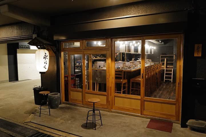 福岡グルメ 福岡ランチ「デビログ」さんのインスタグラム写真 - (福岡グルメ 福岡ランチ「デビログ」Instagram)「大名にある隠れ家的な炉端焼きの店『永らく』はオープンして3年経つが、相変わらずの人気店で、いつもお客さんで賑わっている。 イケメン店主がいるからというのも理由の1つだろうが、こだわりの素材を使っていて美味いというが本当の理由だろう。 目の前で焼いてもらえるという炉端焼きならではのライブ感も楽しい😁 ここで外せないのは「鶏盛り」500円やね。6種類の部位を少しずつ楽しめるので、かなりお得感あるよ🙆‍♂️ 珍しい干物をアテに日本酒でチビチビやるのがなんとも嬉しい😊👍 今回は松茸やツガニをいただき、秋を感じさせてもらいました😋 ミシュランガイド福岡・佐賀・長崎 2019 掲載店 . メニュー、他picは「デビログ」に掲載しています。 サイトを見る場合はブラウザで「デビログ」で検索👉 . #永らく (ながらく) #福岡市中央区大名 1-8-25 杉の宮マンション1F 092-738-3438 17:00～0:00 日曜日定休 ※月曜日が祝日の時は日曜日営業。要確認。 . ♦️福岡グルメ 福岡ランチの店舗探しならブラウザで「デビログ」で検索👉 ♦️お得な情報やディープな店舗情報はブラウザで「もっとデビログ」で検索👉 . #福岡炉端焼き #大名 #大名グルメ #ミシュランガイド福岡 #福岡 #博多 #fukuokapics #fukuoka #fukuokacity #hakata #fukuokagourmet #IGersJP #ig_japan #福岡グルメ #福岡ランチ #福岡ごはん #福岡ご飯 #食べログ福岡 #福岡飯 #福岡食べ歩き #福岡インスタグルメ #インスタグルメ福岡」9月14日 20時00分 - devi_takahashi