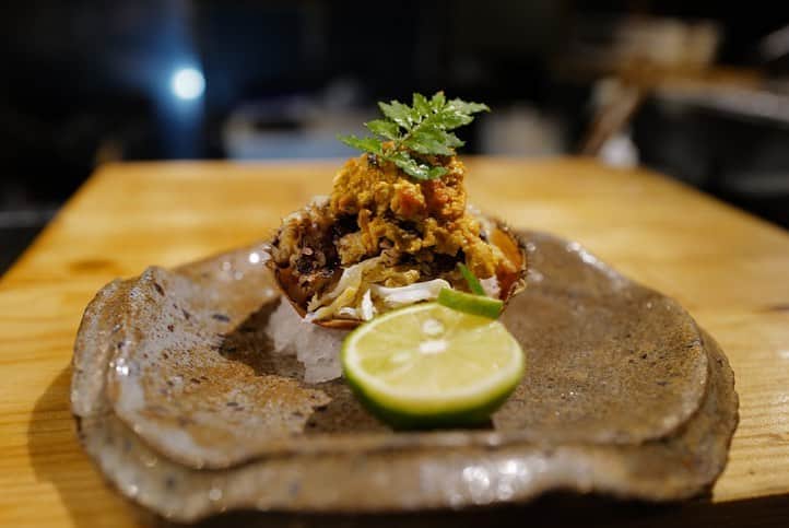 福岡グルメ 福岡ランチ「デビログ」さんのインスタグラム写真 - (福岡グルメ 福岡ランチ「デビログ」Instagram)「大名にある隠れ家的な炉端焼きの店『永らく』はオープンして3年経つが、相変わらずの人気店で、いつもお客さんで賑わっている。 イケメン店主がいるからというのも理由の1つだろうが、こだわりの素材を使っていて美味いというが本当の理由だろう。 目の前で焼いてもらえるという炉端焼きならではのライブ感も楽しい😁 ここで外せないのは「鶏盛り」500円やね。6種類の部位を少しずつ楽しめるので、かなりお得感あるよ🙆‍♂️ 珍しい干物をアテに日本酒でチビチビやるのがなんとも嬉しい😊👍 今回は松茸やツガニをいただき、秋を感じさせてもらいました😋 ミシュランガイド福岡・佐賀・長崎 2019 掲載店 . メニュー、他picは「デビログ」に掲載しています。 サイトを見る場合はブラウザで「デビログ」で検索👉 . #永らく (ながらく) #福岡市中央区大名 1-8-25 杉の宮マンション1F 092-738-3438 17:00～0:00 日曜日定休 ※月曜日が祝日の時は日曜日営業。要確認。 . ♦️福岡グルメ 福岡ランチの店舗探しならブラウザで「デビログ」で検索👉 ♦️お得な情報やディープな店舗情報はブラウザで「もっとデビログ」で検索👉 . #福岡炉端焼き #大名 #大名グルメ #ミシュランガイド福岡 #福岡 #博多 #fukuokapics #fukuoka #fukuokacity #hakata #fukuokagourmet #IGersJP #ig_japan #福岡グルメ #福岡ランチ #福岡ごはん #福岡ご飯 #食べログ福岡 #福岡飯 #福岡食べ歩き #福岡インスタグルメ #インスタグルメ福岡」9月14日 20時00分 - devi_takahashi