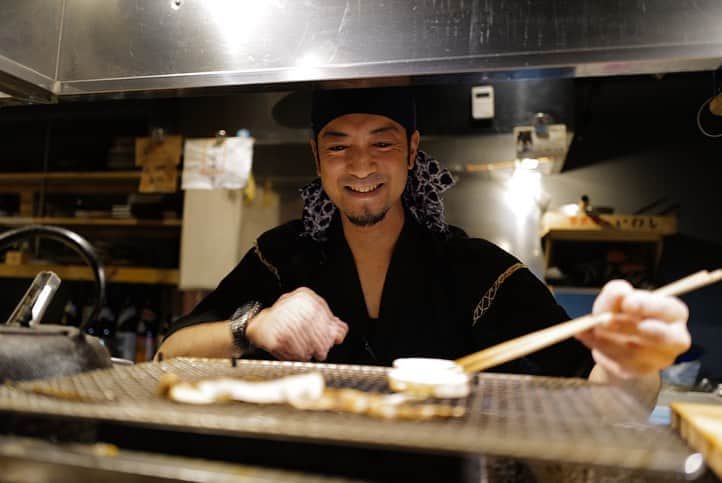 福岡グルメ 福岡ランチ「デビログ」さんのインスタグラム写真 - (福岡グルメ 福岡ランチ「デビログ」Instagram)「大名にある隠れ家的な炉端焼きの店『永らく』はオープンして3年経つが、相変わらずの人気店で、いつもお客さんで賑わっている。 イケメン店主がいるからというのも理由の1つだろうが、こだわりの素材を使っていて美味いというが本当の理由だろう。 目の前で焼いてもらえるという炉端焼きならではのライブ感も楽しい😁 ここで外せないのは「鶏盛り」500円やね。6種類の部位を少しずつ楽しめるので、かなりお得感あるよ🙆‍♂️ 珍しい干物をアテに日本酒でチビチビやるのがなんとも嬉しい😊👍 今回は松茸やツガニをいただき、秋を感じさせてもらいました😋 ミシュランガイド福岡・佐賀・長崎 2019 掲載店 . メニュー、他picは「デビログ」に掲載しています。 サイトを見る場合はブラウザで「デビログ」で検索👉 . #永らく (ながらく) #福岡市中央区大名 1-8-25 杉の宮マンション1F 092-738-3438 17:00～0:00 日曜日定休 ※月曜日が祝日の時は日曜日営業。要確認。 . ♦️福岡グルメ 福岡ランチの店舗探しならブラウザで「デビログ」で検索👉 ♦️お得な情報やディープな店舗情報はブラウザで「もっとデビログ」で検索👉 . #福岡炉端焼き #大名 #大名グルメ #ミシュランガイド福岡 #福岡 #博多 #fukuokapics #fukuoka #fukuokacity #hakata #fukuokagourmet #IGersJP #ig_japan #福岡グルメ #福岡ランチ #福岡ごはん #福岡ご飯 #食べログ福岡 #福岡飯 #福岡食べ歩き #福岡インスタグルメ #インスタグルメ福岡」9月14日 20時00分 - devi_takahashi