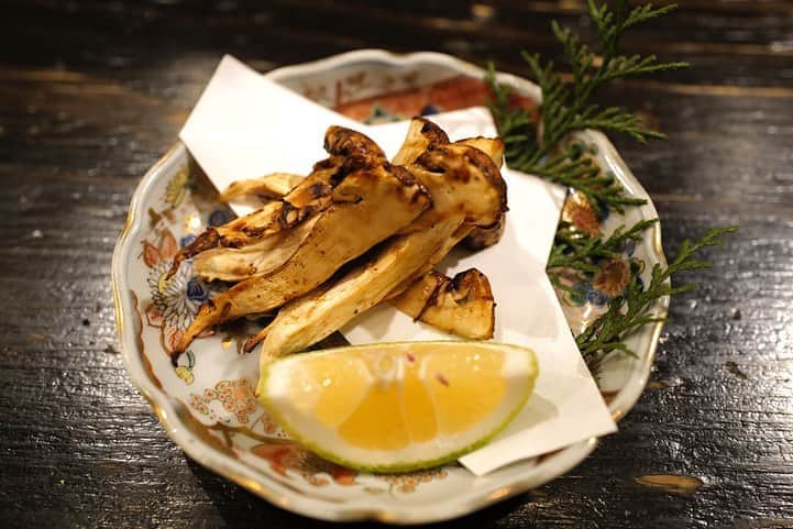 福岡グルメ 福岡ランチ「デビログ」さんのインスタグラム写真 - (福岡グルメ 福岡ランチ「デビログ」Instagram)「大名にある隠れ家的な炉端焼きの店『永らく』はオープンして3年経つが、相変わらずの人気店で、いつもお客さんで賑わっている。 イケメン店主がいるからというのも理由の1つだろうが、こだわりの素材を使っていて美味いというが本当の理由だろう。 目の前で焼いてもらえるという炉端焼きならではのライブ感も楽しい😁 ここで外せないのは「鶏盛り」500円やね。6種類の部位を少しずつ楽しめるので、かなりお得感あるよ🙆‍♂️ 珍しい干物をアテに日本酒でチビチビやるのがなんとも嬉しい😊👍 今回は松茸やツガニをいただき、秋を感じさせてもらいました😋 ミシュランガイド福岡・佐賀・長崎 2019 掲載店 . メニュー、他picは「デビログ」に掲載しています。 サイトを見る場合はブラウザで「デビログ」で検索👉 . #永らく (ながらく) #福岡市中央区大名 1-8-25 杉の宮マンション1F 092-738-3438 17:00～0:00 日曜日定休 ※月曜日が祝日の時は日曜日営業。要確認。 . ♦️福岡グルメ 福岡ランチの店舗探しならブラウザで「デビログ」で検索👉 ♦️お得な情報やディープな店舗情報はブラウザで「もっとデビログ」で検索👉 . #福岡炉端焼き #大名 #大名グルメ #ミシュランガイド福岡 #福岡 #博多 #fukuokapics #fukuoka #fukuokacity #hakata #fukuokagourmet #IGersJP #ig_japan #福岡グルメ #福岡ランチ #福岡ごはん #福岡ご飯 #食べログ福岡 #福岡飯 #福岡食べ歩き #福岡インスタグルメ #インスタグルメ福岡」9月14日 20時00分 - devi_takahashi