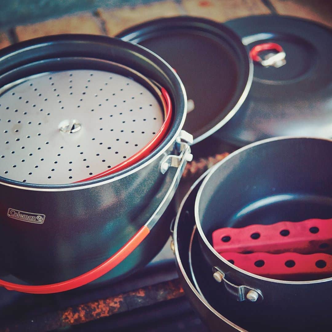 Coleman Japanのインスタグラム：「これひとつでキャンプに必要な調理道具がそろう✌️  焦げつきにくいノンスティック加工のクッカーセット「アルミクッカーコンボ」は、キャンプはもちろん、おうちでも大活躍❗️ ・ 人気のライスクッカーもついていて、キャンプで美味しい炊きたてごはん🍚が食べられる😋 ♪ ・ ・ ・ #灯そうColeman #灯そうコールマン #灯そう #Coleman #コールマン #Tent #テント #コールマンテント #Camp #キャンプ #Outdoor #アウトドア #アルミクッカーコンボ #クッカーセット #調理器具 #おうちキャンプ」