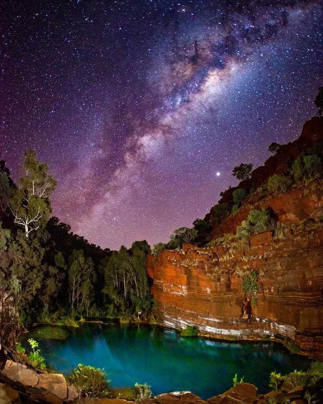 Australiaさんのインスタグラム写真 - (AustraliaInstagram)「You'll be treated to a light show of truly cosmic proportions in the @australiasnorthwest 🤩 @naomirosephoto captured this magical moment when visiting #DalesGorge in @westernaustralia’s second-largest national park, #KarijiniNationalPark. From scaling some of the oldest rocks on the planet to trekking through majestic gorges to get to waterfalls and secluded swimming holes, there’s plenty of untravelled paths waiting to be explored in the #epicPilbara! Tag a mate who’s up for an adventure! #seeaustralia #thisiswa #australiasnorthwest」9月14日 20時00分 - australia