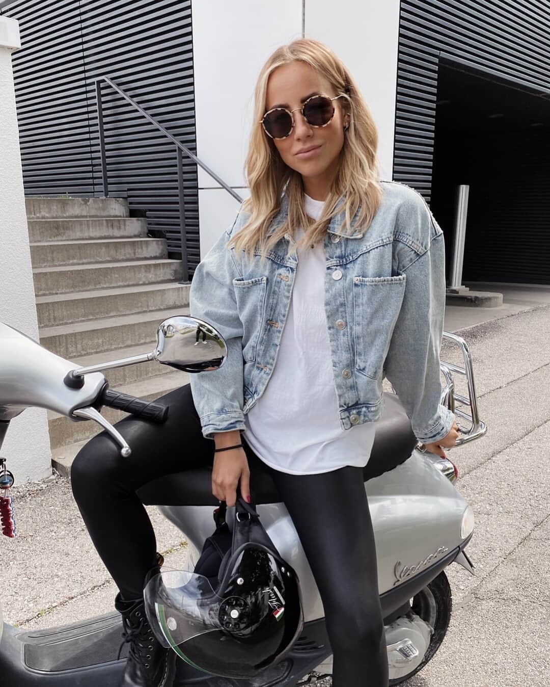 Kapten & Sonさんのインスタグラム写真 - (Kapten & SonInstagram)「'Heading to new adventures.' 💙 @christinabiluca combined our sunglasses Amsterdam Mineral Tortoise Brown to her stylish basic outfit - so cool! 😍 #bekapten #kaptenandson #sunglasses⁠ .⁠ .⁠ .⁠ #fashionable #fashion #style #inspiration #outfit #ootd #shopthelook #explore #cityvibes #munich」9月14日 20時01分 - kaptenandson