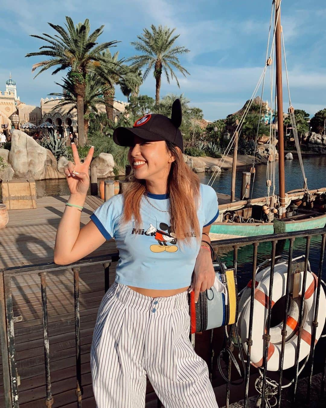 植野有砂さんのインスタグラム写真 - (植野有砂Instagram)「Still have some photos from Disney sea 💕💠この日は本当に暑くて、でも31度とかなんだけど、だから36度とかの時とか想像もできない、、、暑すぎてほんとに服もびしょびしょだし、髪は湿気で大爆発(せっかく巻いたのに😫)並ぶのが外ばかりだからなかなか暑い中外に長時間いることがなかった私はバテまくりだった。笑でも本当にあっという間で大満喫！！次はクリスマスシーズンにランド行きたいなぁ🥰」9月14日 19時56分 - alisaueno