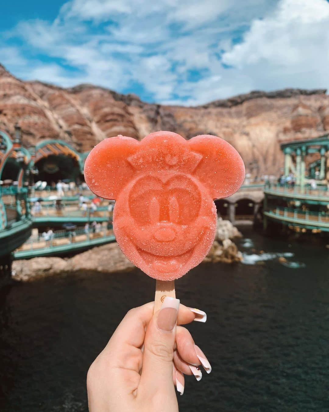 植野有砂さんのインスタグラム写真 - (植野有砂Instagram)「Still have some photos from Disney sea 💕💠この日は本当に暑くて、でも31度とかなんだけど、だから36度とかの時とか想像もできない、、、暑すぎてほんとに服もびしょびしょだし、髪は湿気で大爆発(せっかく巻いたのに😫)並ぶのが外ばかりだからなかなか暑い中外に長時間いることがなかった私はバテまくりだった。笑でも本当にあっという間で大満喫！！次はクリスマスシーズンにランド行きたいなぁ🥰」9月14日 19時56分 - alisaueno