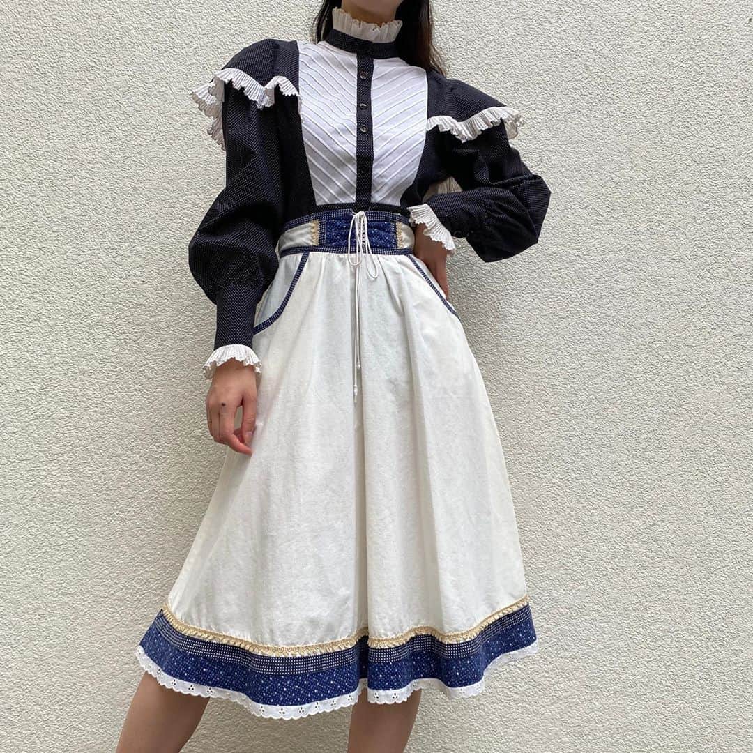 NUTTY Vintage&Collectibleのインスタグラム：「⚫️ NEW ARRIVAL ⚫️  ☑︎old monotone country blouse ㅤㅤㅤㅤㅤㅤㅤㅤㅤㅤㅤㅤㅤ 細部まで、デザインされたスペシャルなカントリーブラウス＊ ㅤㅤㅤㅤㅤㅤㅤㅤㅤㅤㅤㅤㅤ ホワイトの配色や、レースのタック。ボリュウミーなシルエットまで、こだわりを感じます。 ㅤㅤㅤㅤㅤㅤㅤㅤㅤㅤㅤㅤㅤ 他にも多数オールドブラウスが入荷いたしました。 是非お試し下さいね🍂  ＊USED SELECT ONLINE STOREにてお買い求めいただけます＊  ------------------------------------ 🛍NUTTY通販について🛍 ------------------------------------- ＜ONLINE STORE＞ VINTAGE▶︎http://nutty.theshop.jp/ USED SELECT▶︎https://nuttyselect.official.ec/ （プロフィールページURLよりjump🕊） ㅤㅤㅤㅤㅤㅤㅤㅤㅤㅤㅤㅤㅤ ＜VIDEO CHAT SHOPPING＞ テレビ電話をお繋ぎして、リアルタイムでご案内いたします。詳細は過去の投稿をご覧ください。」