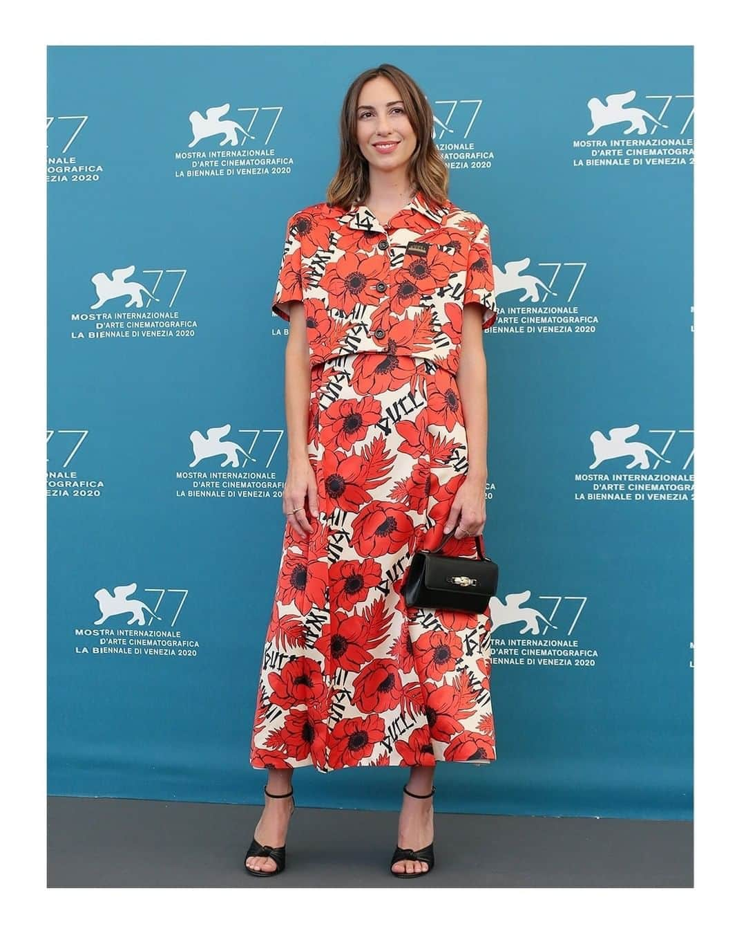 グッチさんのインスタグラム写真 - (グッチInstagram)「Gia Coppola @mastergia wore a #GucciPreFall20 printed silk duchesse jacket with embroidered label detail with a boat neck midi dress, high heel sandals with knot and a leather clutch with enamel tiger head closure to the photocall of the movie ‘Mainstream’ at the 77th Venice Film Festival. #VeniceFilmFestival @labiennale #BiennaleCinema2020 #Venezia77 @alessandro_michele #AlessandroMichele」9月14日 20時00分 - gucci