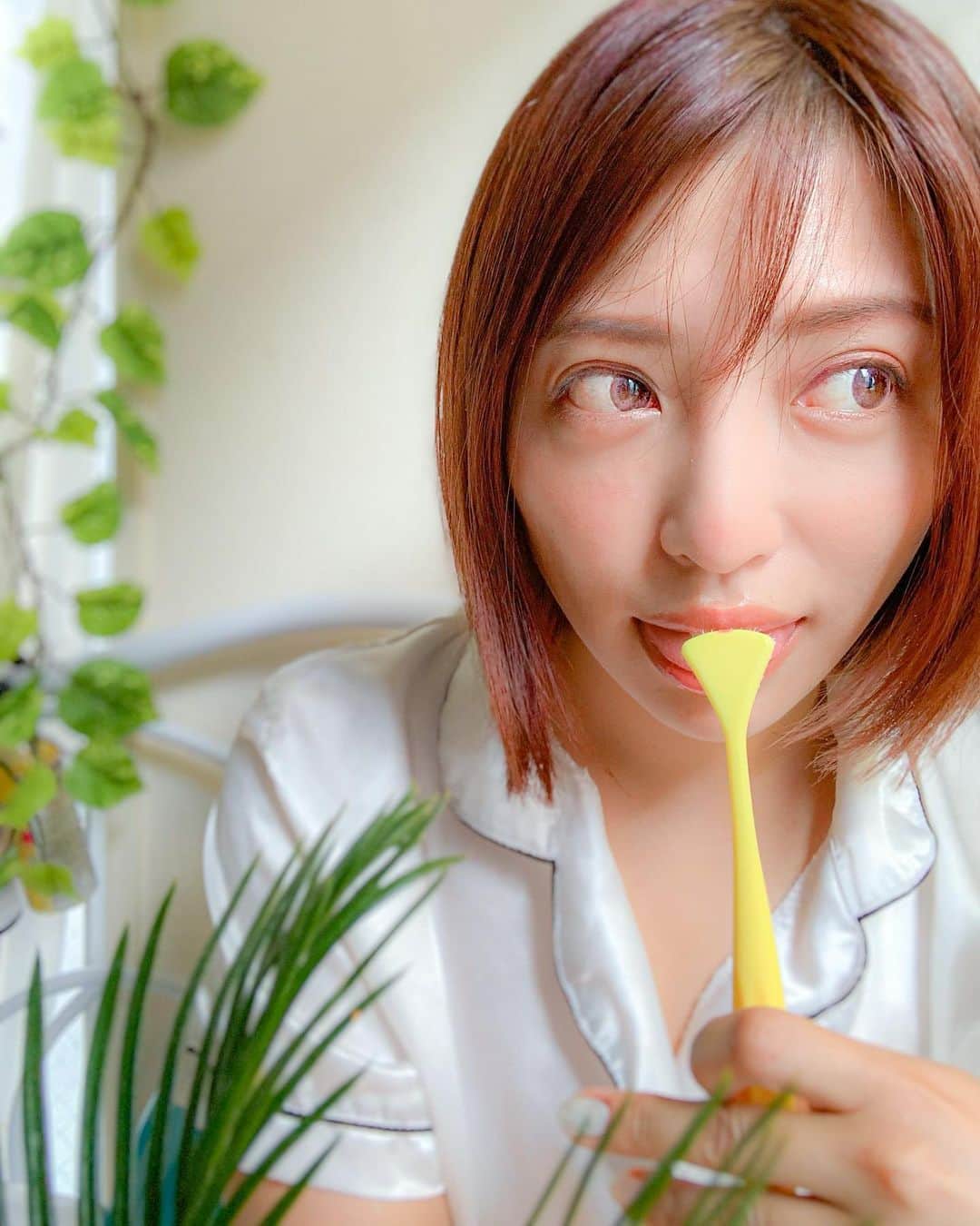 和希詩織さんのインスタグラム写真 - (和希詩織Instagram)「😝✨ . . ウィルス対策ってマスクと手洗いうがいのイメージだったけど💡 . . . 実は舌ブラシでのケアが😝 コロナ対策にとても効果的ということはまだあまり広まっていないけど たくさんの歯医者さんは推奨しているんだって✨😷✨ . . 盲点やな👀✨ これは口臭対策のついでに コロナ対策しなきゃだね🌱 . . . ルーティンに追加🙆‍♀️ . . . #オーラルケア#舌ブラシ#ウイルス対策#口腔内除菌#PR#コロナに負けるな #コロナ対策 #コロナ#美容垢#ルーティン」9月14日 20時02分 - kazukishiori