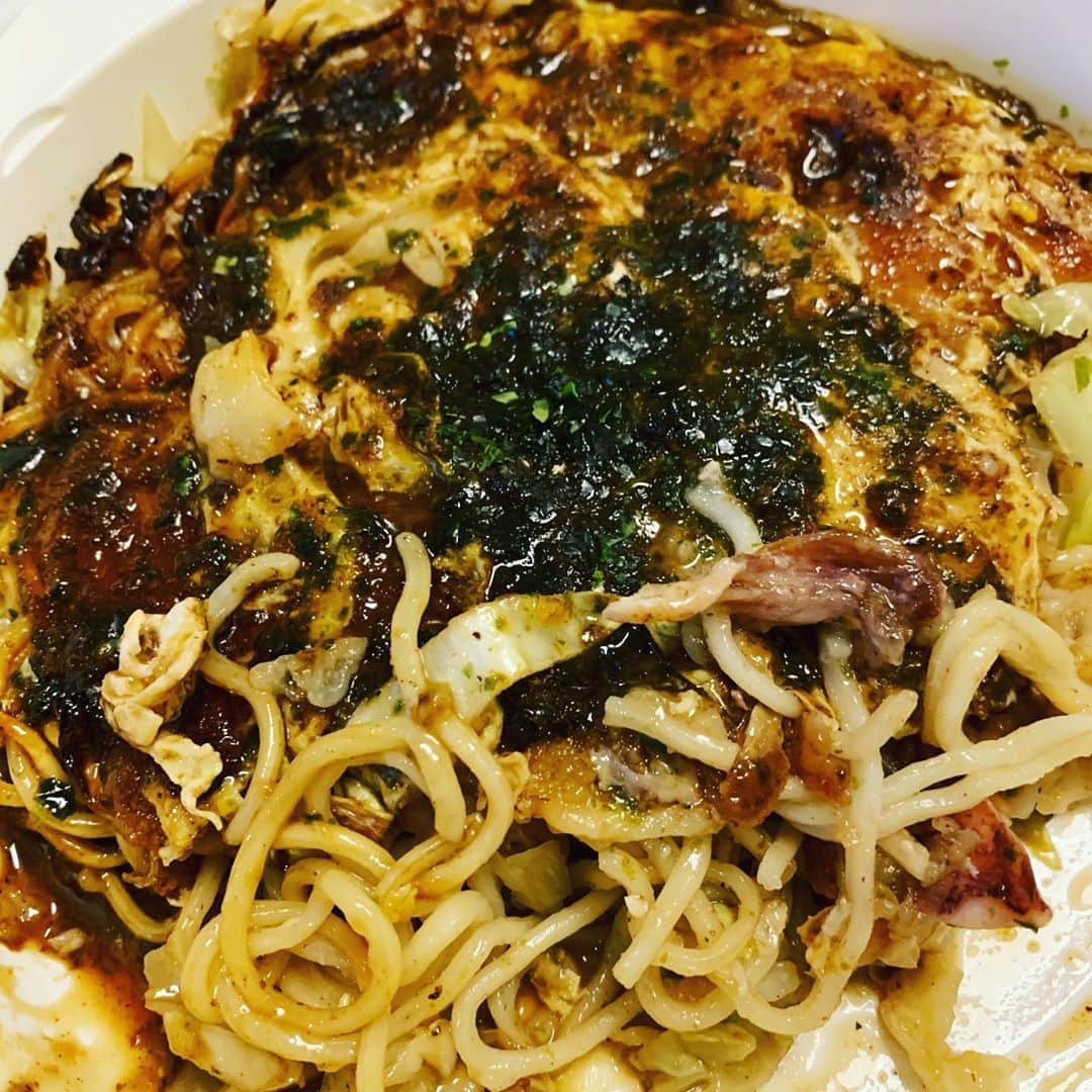 金村義明さんのインスタグラム写真 - (金村義明Instagram)「コロナ前だと常に満員で入れないむらかみへ とん平焼きと大好物の焼きそば食べて持ち帰りにお好み焼きとイカ焼き！ホテル戻って晩酌再スタート！ しかし北新地人少ないわ！」9月14日 20時03分 - yoshiaki_kanemura