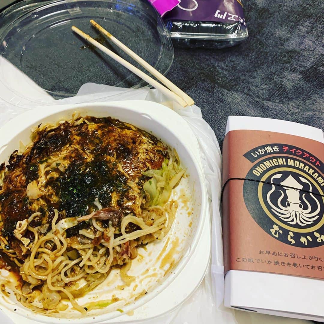 金村義明さんのインスタグラム写真 - (金村義明Instagram)「コロナ前だと常に満員で入れないむらかみへ とん平焼きと大好物の焼きそば食べて持ち帰りにお好み焼きとイカ焼き！ホテル戻って晩酌再スタート！ しかし北新地人少ないわ！」9月14日 20時03分 - yoshiaki_kanemura