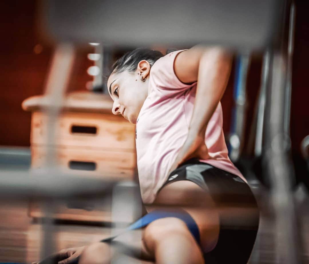 キャロリーナ・マリンのインスタグラム：「Estiramientos y ejercicios funcionales antes del entrenamiento 🤸‍♀️ Una rutina para empezar fuertes el día 💪 ¿Cuál es tu hábito saludable? @sanitas ⠀ Stretches and functional exercises before the training session 🤸‍♀️ A routine to start the day strong 💪 Which is your healthy habit?」