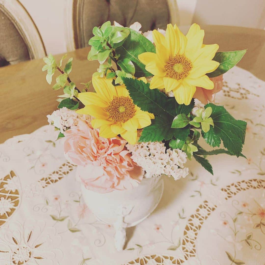 加藤綾子さんのインスタグラム写真 - (加藤綾子Instagram)「* 最近飾っているお花たち🌼💕 今週もよろしくお願い致します😊✨ #イット #お花 #癒し」9月14日 20時04分 - ayako_kato.official