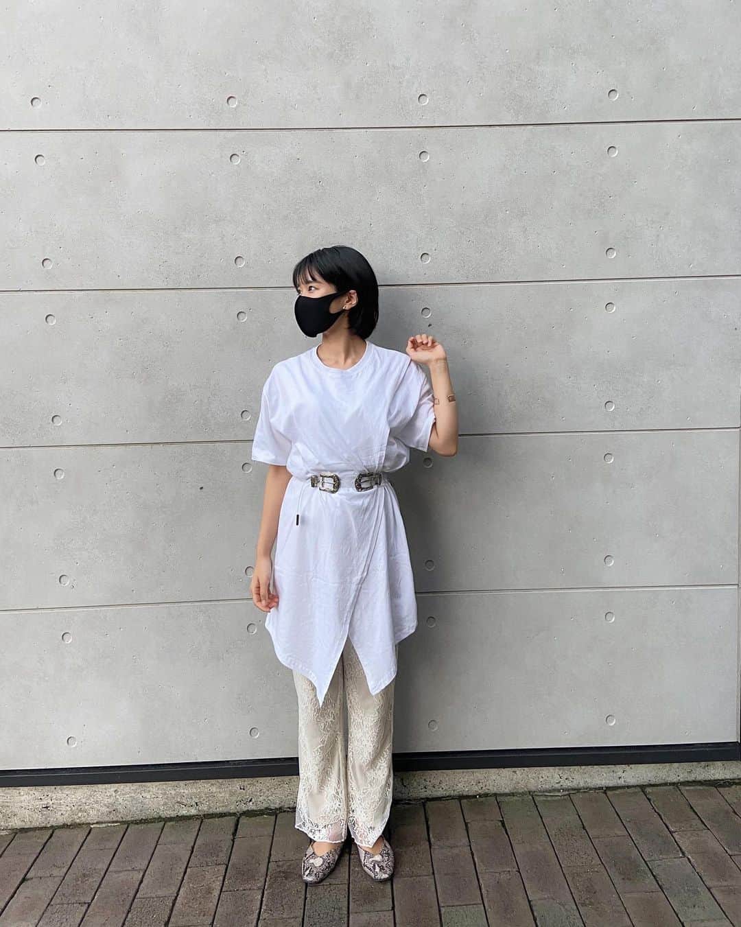 坂田茉世さんのインスタグラム写真 - (坂田茉世Instagram)「SECRET LABEL の白Tシャツと黒マスク 大胆なスリットが可愛くて選んだ🤍✌🏻 韓国の通販使うの初めてだったけど生地もしっかりしてて、どんな服とも合わせやすくて気に入った~🌿海外に行けない今でも、韓国ファッションに身を包める時代は本当にありがたい😌  #secretlabel #pr」9月14日 20時05分 - mayopppe_
