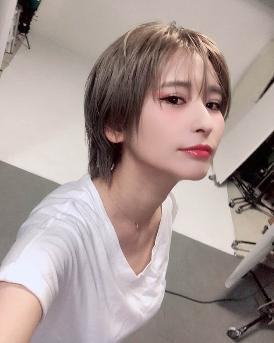 有馬綾香のインスタグラム：「果てしなく昔の宣材を使い続けていたのでショートにしたし ついに宣材撮り直しました📸 とても素敵に撮って頂けて嬉しい😇」